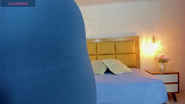 LARSONMIA online show from October 2025 12:46:01 PM