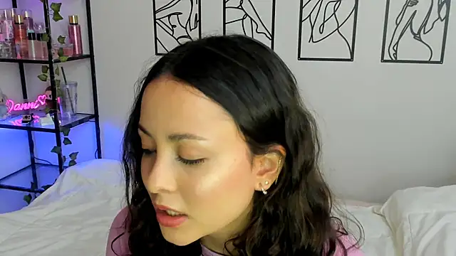 Megan Rodrigo online show from September 2025 08:05:02 PM