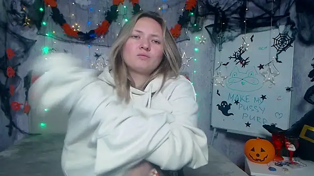 Snapshot of SallyVerda chatting on November 2025 06:44:01 PM SallyVerda online show from November 2025 06:44:01 PM