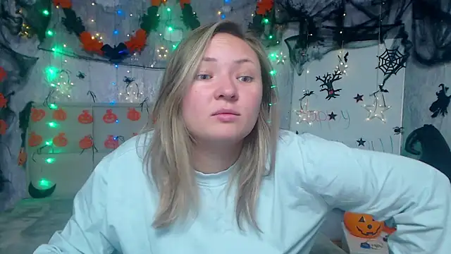 Snapshot of SallyVerda chatting on October 2025 06:19:01 PM SallyVerda online show from October 2025 06:19:01 PM