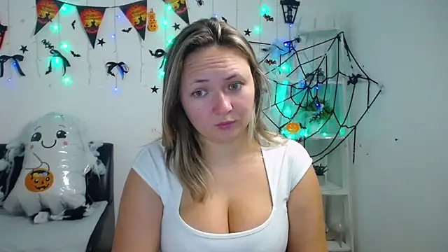 Snapshot of SallyVerda chatting on October 2025 06:20:02 PM SallyVerda online show from October 2025 06:20:02 PM