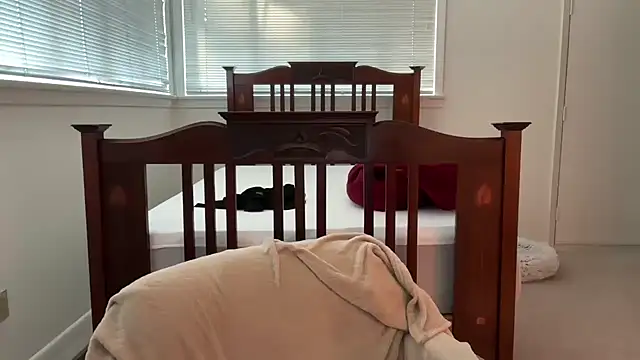 YUMIandbigWOLF online show from March 2026 11:40:01 PM