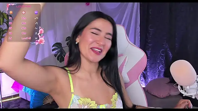 Snapshot of Violetta_kim1 chatting on May 2026 08:31:02 PM Violetta kim1 online show from May 2026 08:31:02 PM