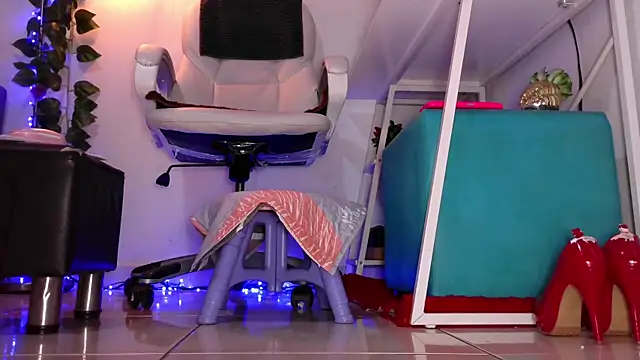 Snapshot of SUZZET_22 chatting on February 2026 12:49:01 PM SUZZET 22 online show from February 2026 12:49:01 PM