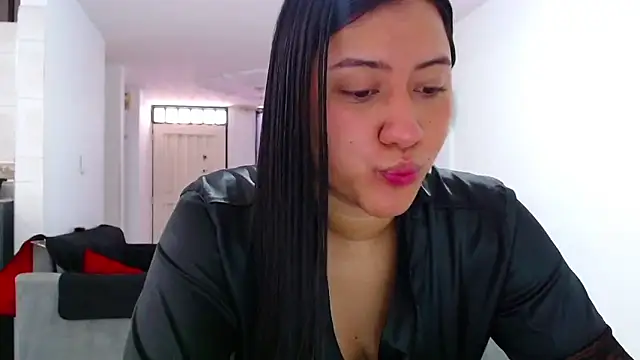Snapshot of LuciaTomson chatting on May 2026 04:04:01 PM LuciaTomson online show from May 2026 04:04:01 PM