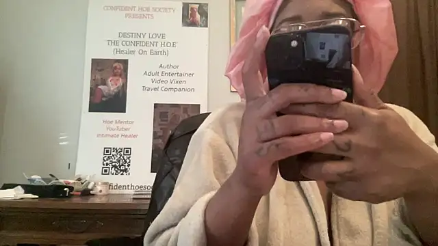 MommyConfident online show from April 2026 09:39:01 PM