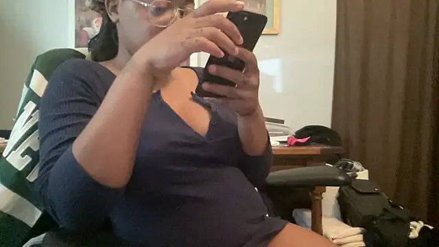 MommyConfident online show from May 2026 07:45:02 PM