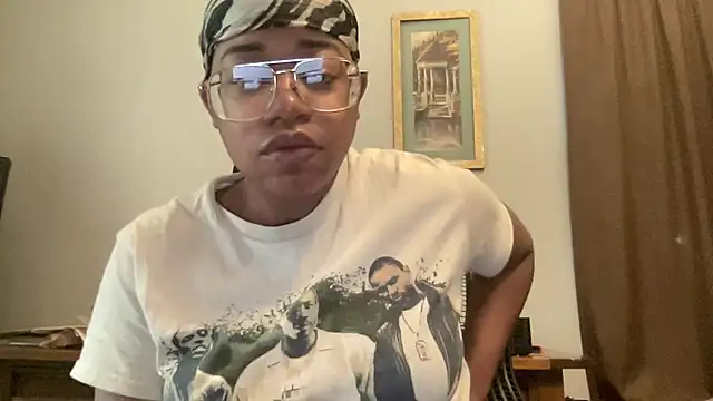 Snapshot of MommyConfident chatting on November 2025 08:13:01 PM MommyConfident online show from November 2025 08:13:01 PM