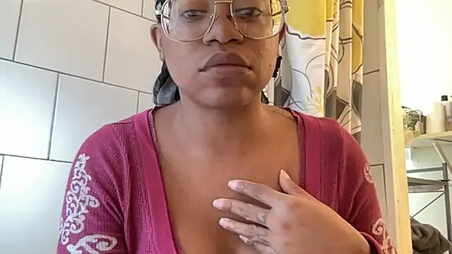 Snapshot of MommyConfident chatting on September 2025 06:13:01 PM MommyConfident online show from September 2025 06:13:01 PM