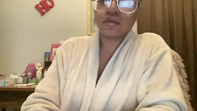 Snapshot of MommyConfident chatting on December 2025 08:36:01 PM MommyConfident online show from December 2025 08:36:01 PM