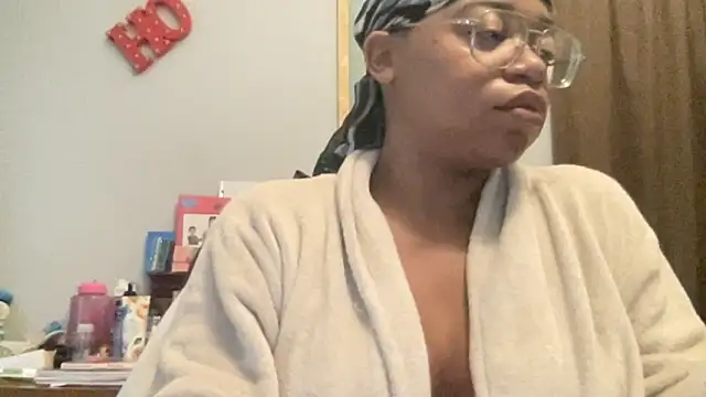 Snapshot of MommyConfident chatting on October 2025 01:45:02 PM MommyConfident online show from October 2025 01:45:02 PM