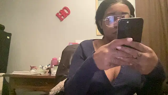 Snapshot of MommyConfident chatting on November 2025 08:31:02 PM MommyConfident online show from November 2025 08:31:02 PM