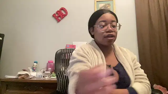 Snapshot of MommyConfident chatting on November 2025 03:27:01 PM MommyConfident online show from November 2025 03:27:01 PM