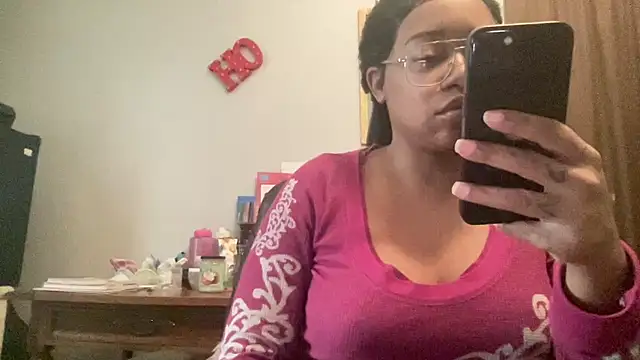 Snapshot of MommyConfident chatting on November 2025 08:20:02 PM MommyConfident online show from November 2025 08:20:02 PM