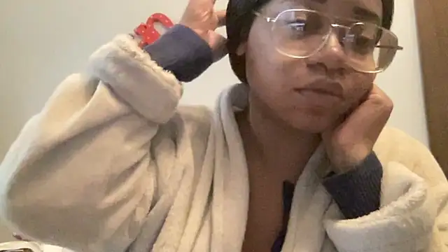 Snapshot of MommyConfident chatting on November 2025 03:37:01 PM MommyConfident online show from November 2025 03:37:01 PM