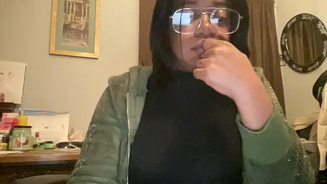 Snapshot of MommyConfident chatting on December 2025 01:43:02 AM MommyConfident online show from December 2025 01:43:02 AM