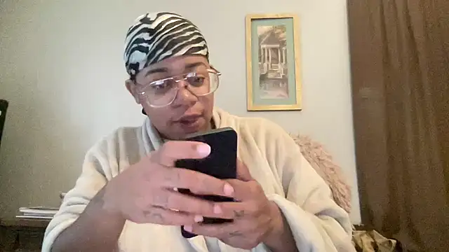 Snapshot of MommyConfident chatting on November 2025 02:20:02 PM MommyConfident online show from November 2025 02:20:02 PM