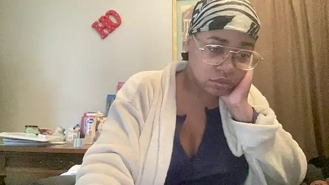 Snapshot of MommyConfident chatting on December 2025 03:11:01 PM MommyConfident online show from December 2025 03:11:01 PM