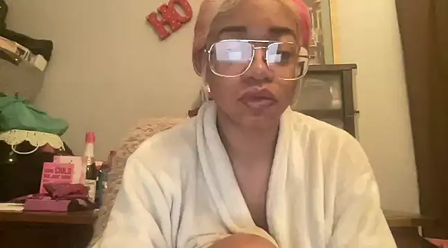 Snapshot of MommyConfident chatting on March 2025 08:46:02 PM MommyConfident online show from March 2025 08:46:02 PM