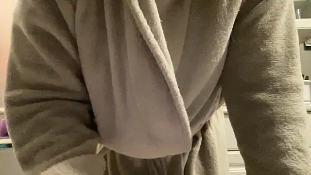 Snapshot of MommyConfident chatting on December 2025 09:21:02 PM MommyConfident online show from December 2025 09:21:02 PM