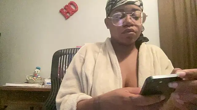 Snapshot of MommyConfident chatting on October 2025 01:31:01 PM MommyConfident online show from October 2025 01:31:01 PM