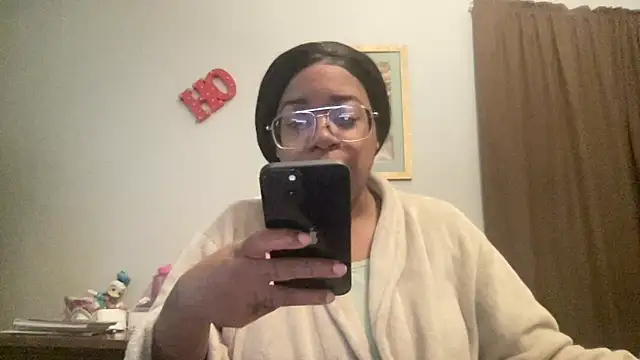 Snapshot of MommyConfident chatting on November 2025 02:06:01 PM MommyConfident online show from November 2025 02:06:01 PM