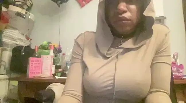 Snapshot of MommyConfident chatting on February 2025 04:48:02 AM MommyConfident online show from February 2025 04:48:02 AM