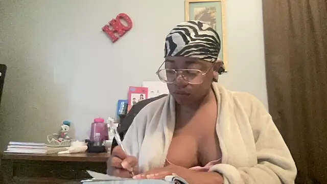 Snapshot of MommyConfident chatting on October 2025 01:10:02 PM MommyConfident online show from October 2025 01:10:02 PM