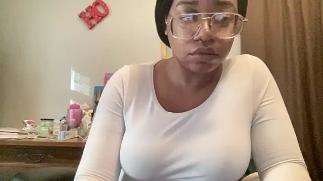 Snapshot of MommyConfident chatting on December 2025 07:57:01 PM MommyConfident online show from December 2025 07:57:01 PM