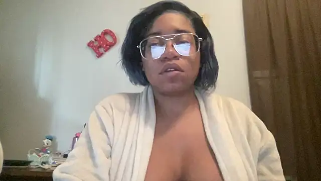 Snapshot of MommyConfident chatting on October 2025 01:10:01 PM MommyConfident online show from October 2025 01:10:01 PM