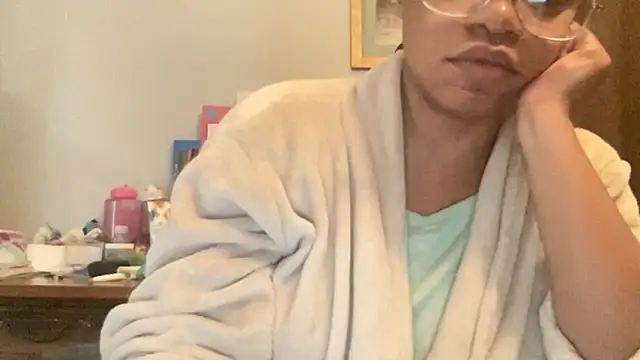 Snapshot of MommyConfident chatting on November 2025 02:39:02 PM MommyConfident online show from November 2025 02:39:02 PM