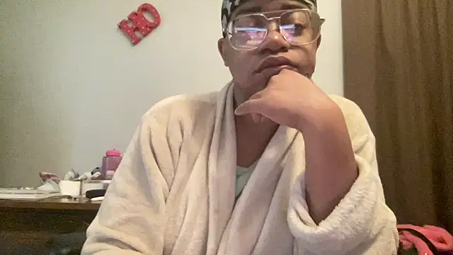 Snapshot of MommyConfident chatting on November 2025 02:06:02 PM MommyConfident online show from November 2025 02:06:02 PM