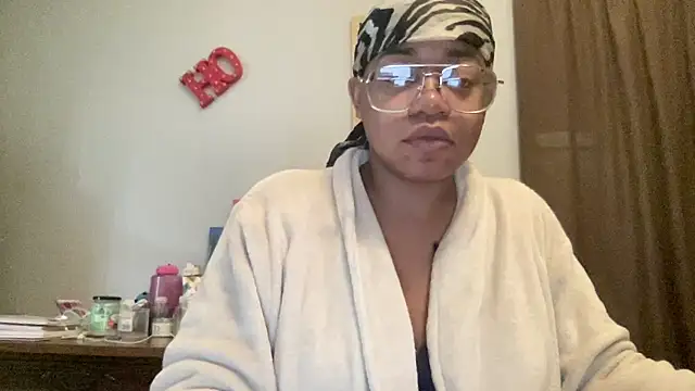 Snapshot of MommyConfident chatting on December 2025 02:04:01 PM MommyConfident online show from December 2025 02:04:01 PM