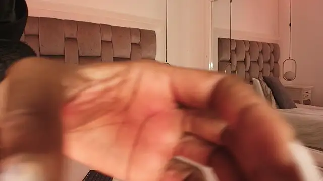 PamelaMendez  online show from November 2025 04:01:01 AM