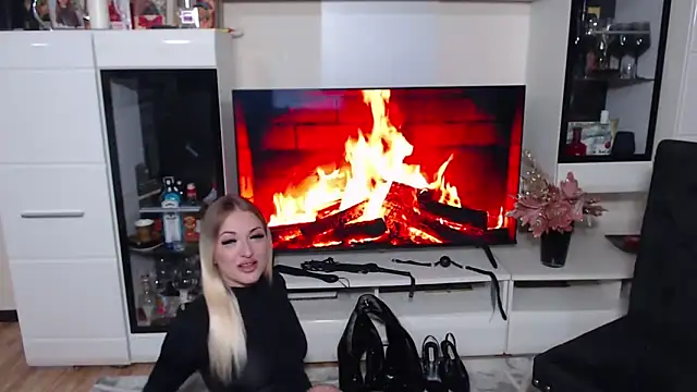 Snapshot of GodessJulia chatting on December 2025 10:42:01 PM GodessJulia online show from December 2025 10:42:01 PM