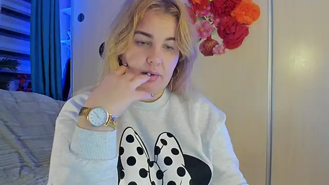 CoraSwon online show from October 2025 09:25:02 PM