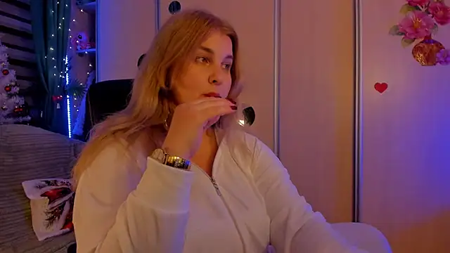 CoraSwon online show from December 2025 09:15:02 PM