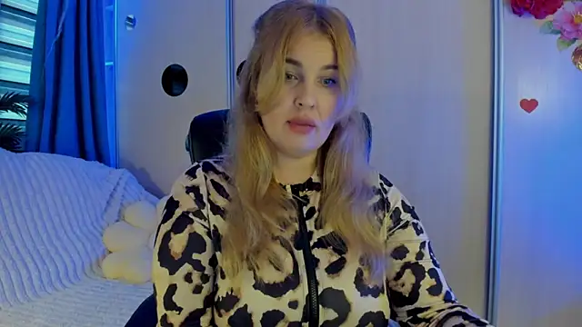 CoraSwon online show from November 2025 07:08:01 AM