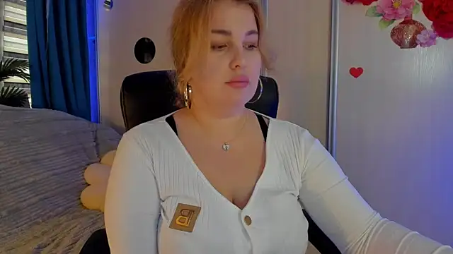 CoraSwon online show from December 2025 12:48:02 PM