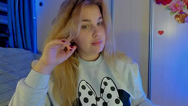 CoraSwon online show from December 2025 07:13:01 PM