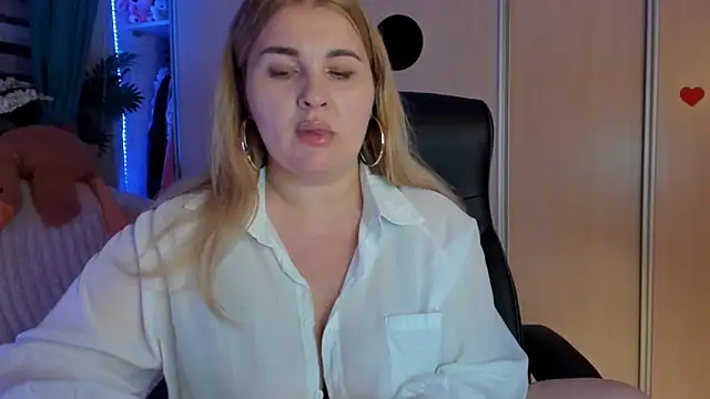 CoraSwon online show from February 2026 07:33:02 PM