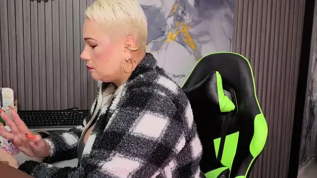 Snapshot of GianellaCox_ chatting on April 2026 11:33:01 AM GianellaCox online show from April 2026 11:33:01 AM