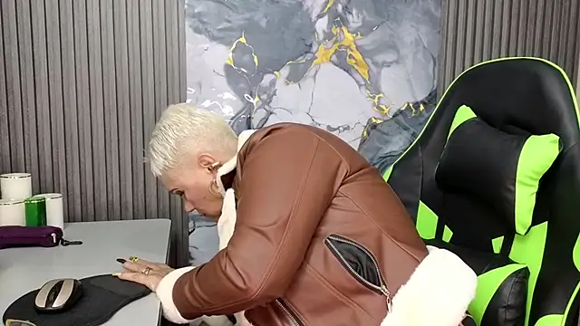 GianellaCox  online show from February 2026 12:35:01 PM