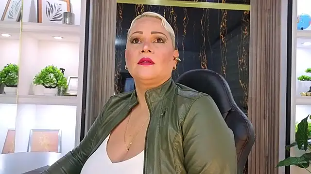 GianellaCox  online show from November 2025 01:05:02 PM