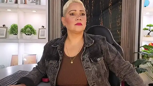 GianellaCox  online show from October 2025 01:12:02 PM