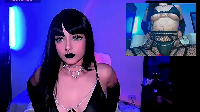 Snapshot of HollyDominic chatting on February 2025 05:04:02 PM HollyDominic online show from February 2025 05:04:02 PM