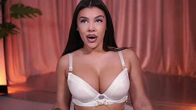 NatyDesiree online show from April 2026 07:09:01 PM