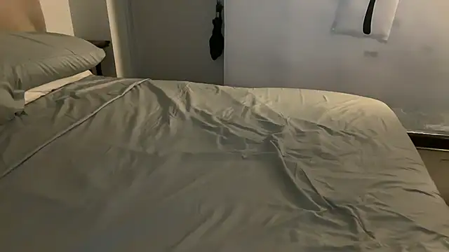 pantslesstraveler plt online show from April 2026 05:36:02 AM