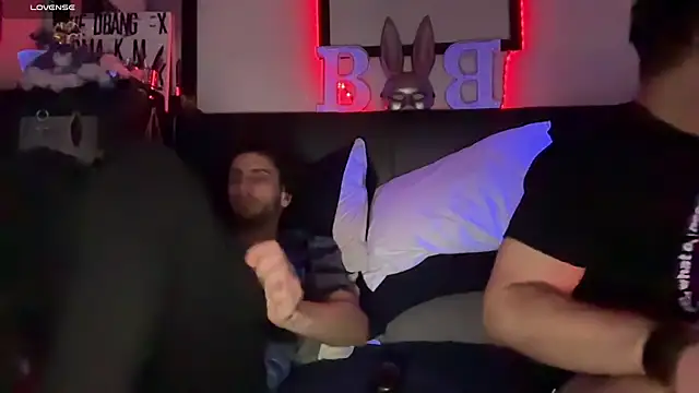 pantslesstraveler plt online show from November 2025 05:11:01 AM