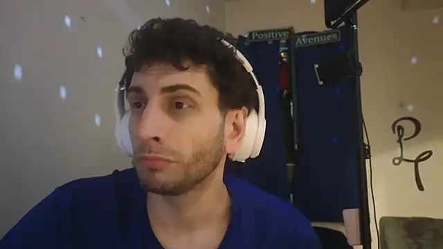 Snapshot of pantslesstraveler_plt chatting on February 2025 12:49:02 PM pantslesstraveler plt online show from February 2025 12:49:02 PM